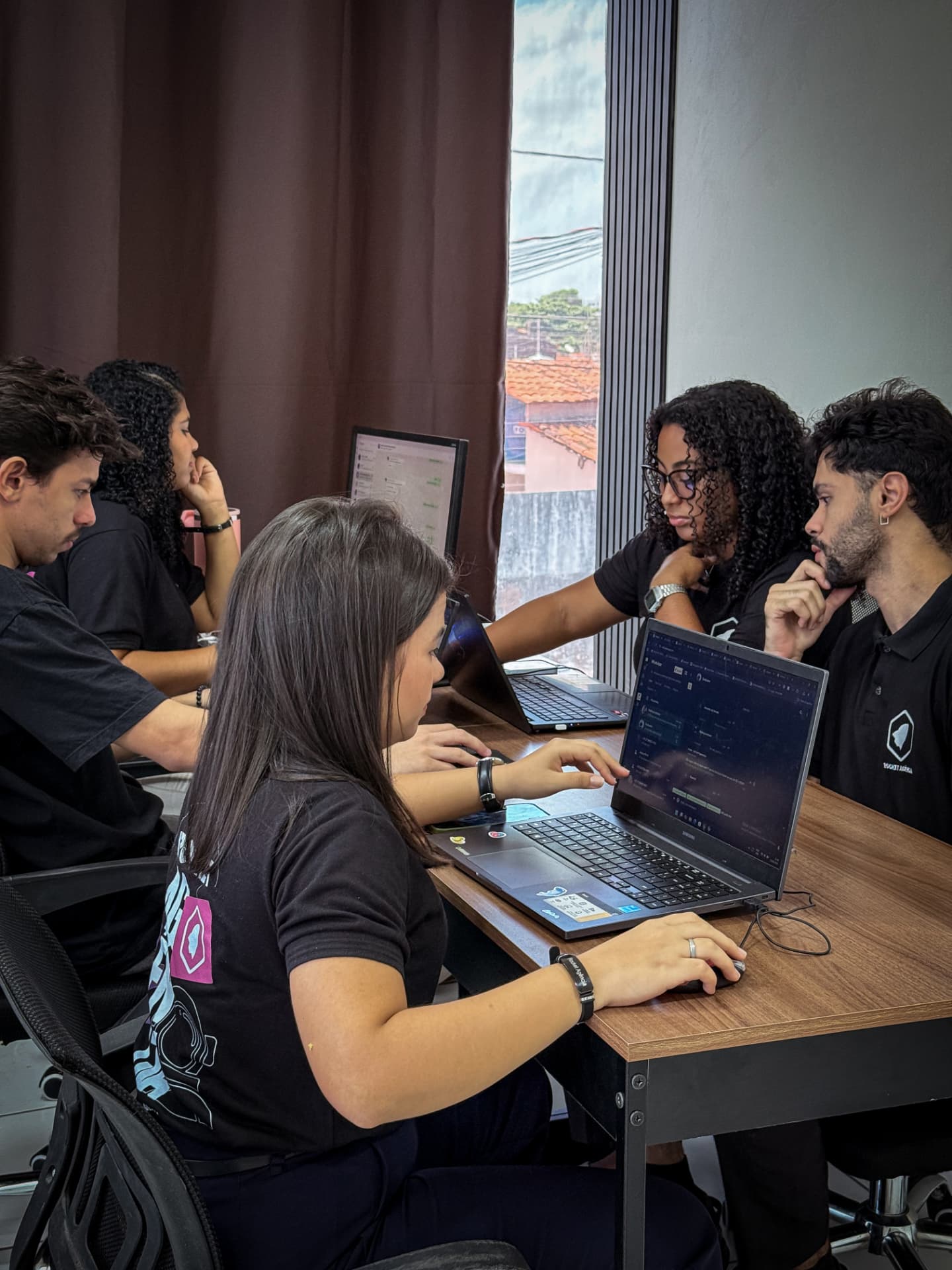Equipe da Rocket trabalhando em estratégias para academias